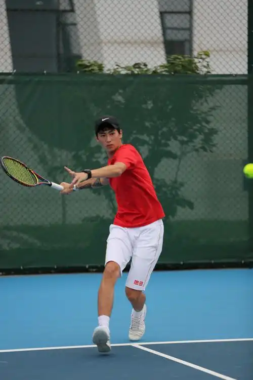 网球小帅哥一枚