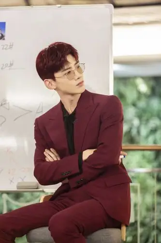 明星大侦探白敬亭金丝眼镜满满禁欲范探案展超强分析能力