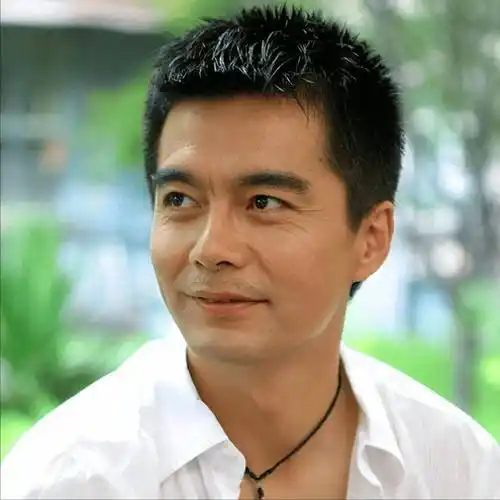 许亚军小时候家境优渥,家庭搬到北京后,他在胡同里度过了童年