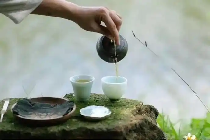 愿我手中的桂香 把你带回我的身旁 汲一瓢石上清水 净手焚香 煮水烹茶