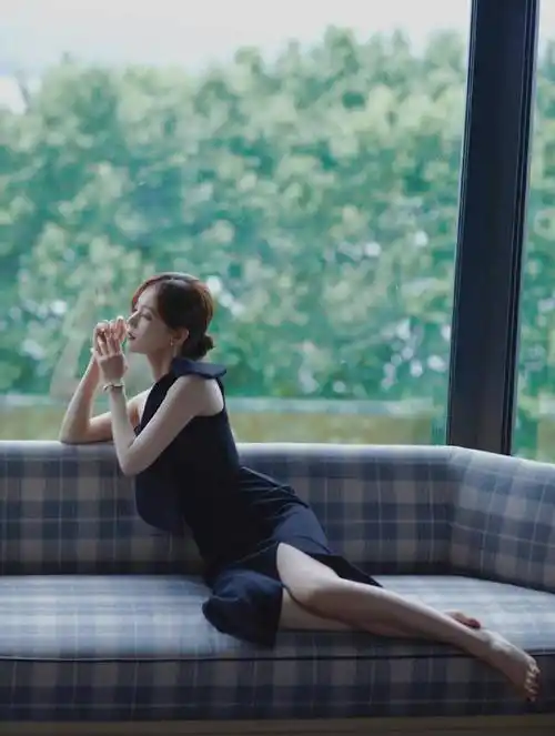 原创李一桐黑色单肩连衣裙低调经典慵懒随性定格优雅静谧的气质