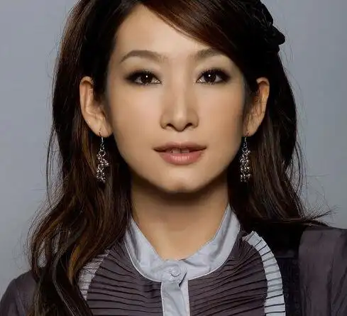 【图】秦海璐整容前照片青春可人 整完差异大到令人咋舌