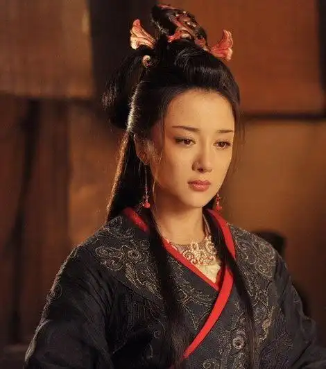 虞姬(李依晓 饰)  配音:马海燕 ;曾佩仪