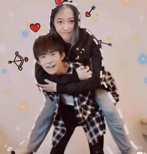 千纸鹤们直接崩溃了,原来是这个女孩p了一张图片,那就是易烊千玺背着