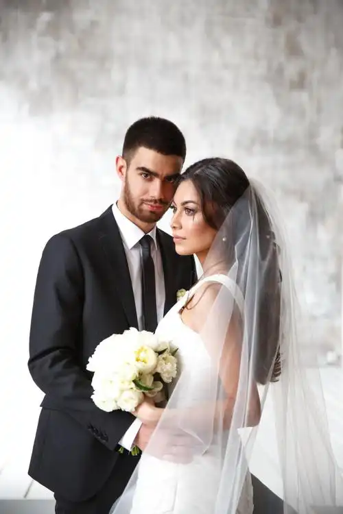 新郎新娘在演播室举行婚礼摄影会议