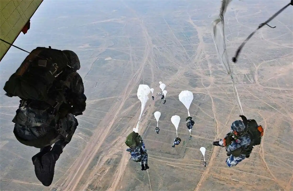 汶川地震,空降兵15勇士从4999米高空搏命一跳,如今是什么职位?
