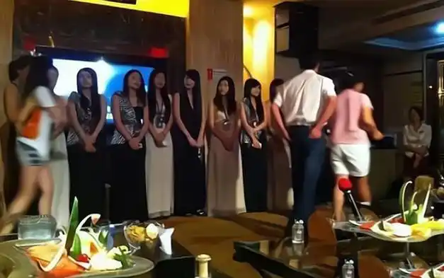 ktv唱歌的小包间,为何要弄个"迷你"厕所?前台:上厕所是次要