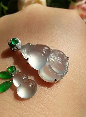 高冰种  木拿料 18k白金镶嵌翡翠a货 胖乎乎的小鱼吊坠