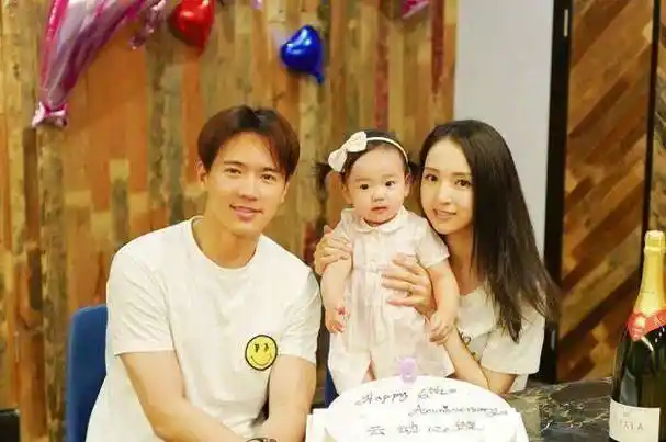 当娱乐圈离婚风波四起时,唐嫣罗晋却稳如磐石悄悄孕育爱情的结晶