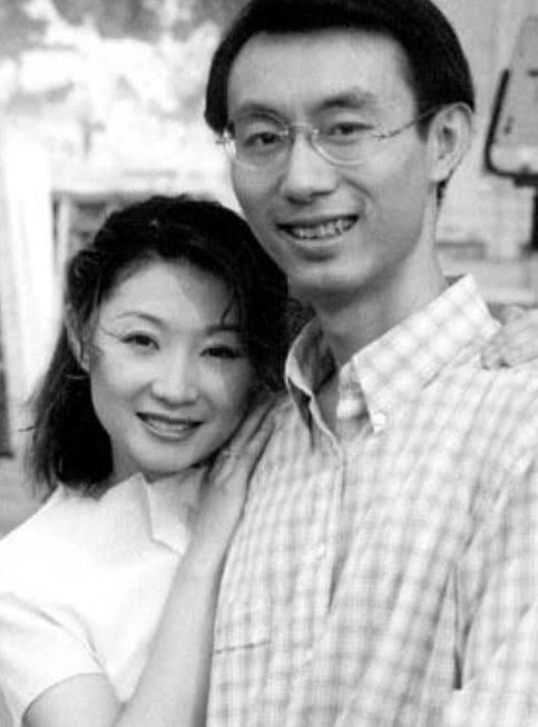 她是央视主持人,因前夫有"怪癖"离婚,如今玩起姐弟恋低调嫁影帝!