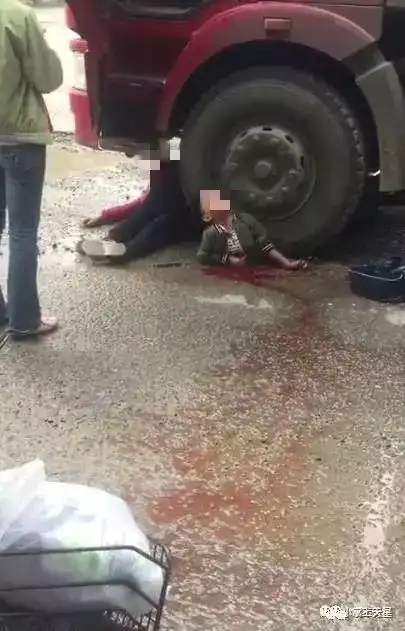 半个身子压在轮下小孩还在求生