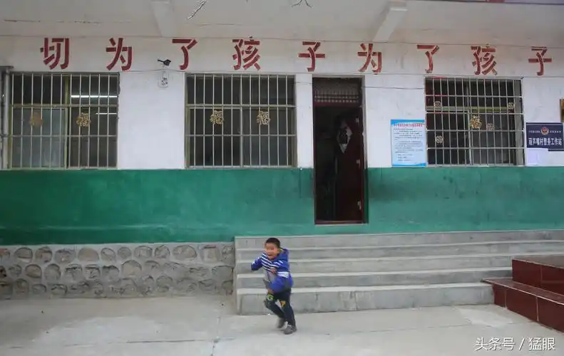 葫芦嘴小学位于河南卢氏县汤河乡东部葫芦嘴村回会沟组,该校地处偏僻