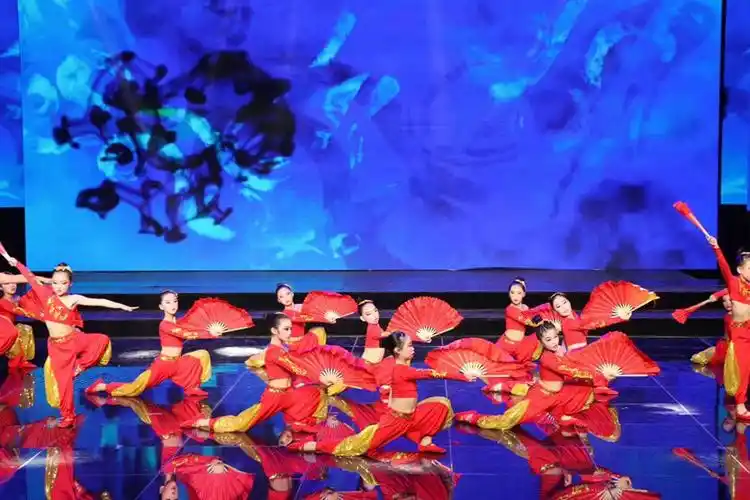 少年志儿童舞蹈表演服中小学生红色舞台服古典扇子舞民族演出服装