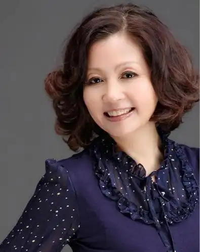 因为老人的发型越蓬松越好看,太贴头皮不仅难打理,也显示不出老年人的