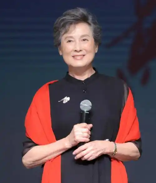 向梅最新视频,自我透露从建筑系学生走上银幕的传奇,86岁仍优雅_上海