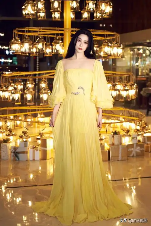 范冰冰淡黄长裙配披肩长卷发婉约优雅之中又透露非凡气度女神范儿十足