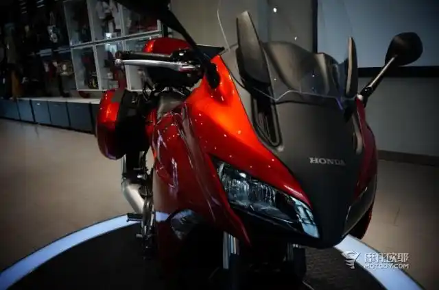 炫美火烈鸟本田cbf1000