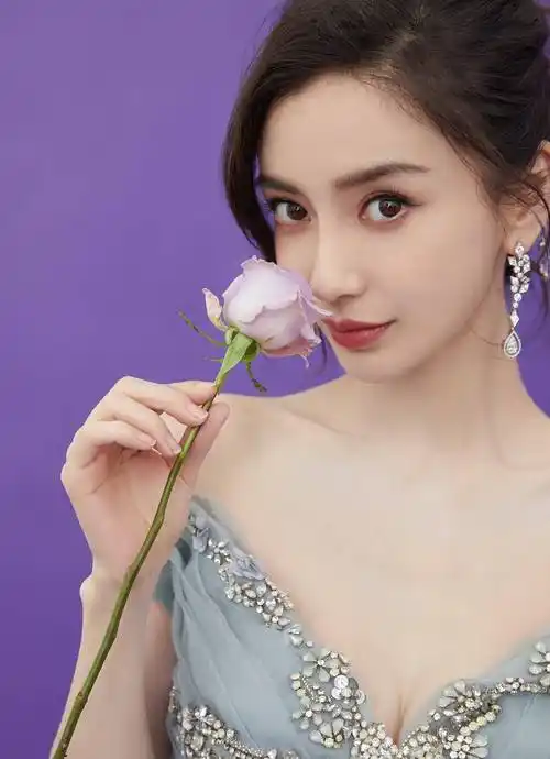 原创angelababy太温柔了甜甜风情让人陶醉楚楚美貌融入自然