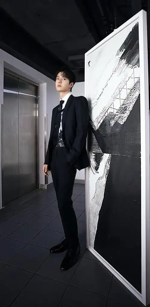 王一博全身图第一弹:红毯牛批症说的就是王一博999999就这体态