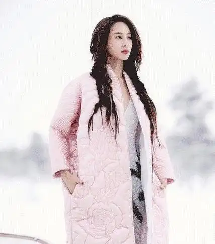 48岁跟胡歌姐弟恋身材秒杀半个娱乐圈自律的女人太吃香