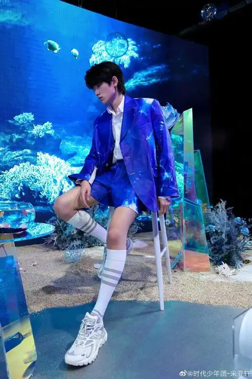 宋亚轩短裤小腿袜穿搭适配度太高脸跟腿不知道看哪一个了