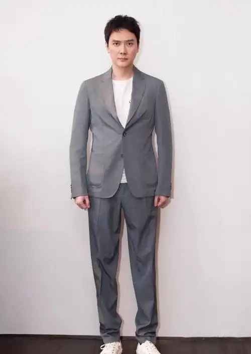 但是非常适合冯绍峰这种低调的个性,而且内搭白色t恤,加上脚上的一对