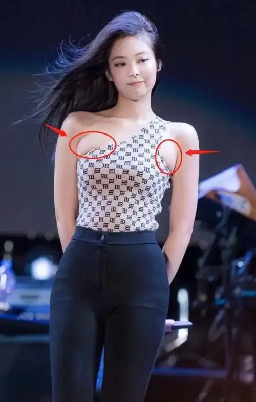 就连身为模特的 奚梦瑶,腋下都有一坨肉肉.