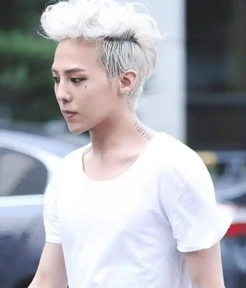 权志龙的白发 小红帽曾一度成为自己的标志,在当时引发了无数粉丝效仿