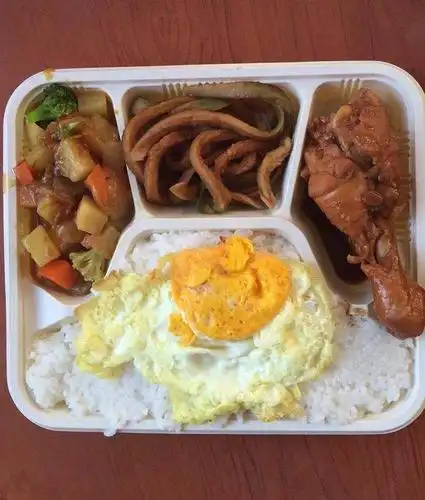 农民工食堂做的盒饭,5块钱一份都是硬菜,却没啥人来吃