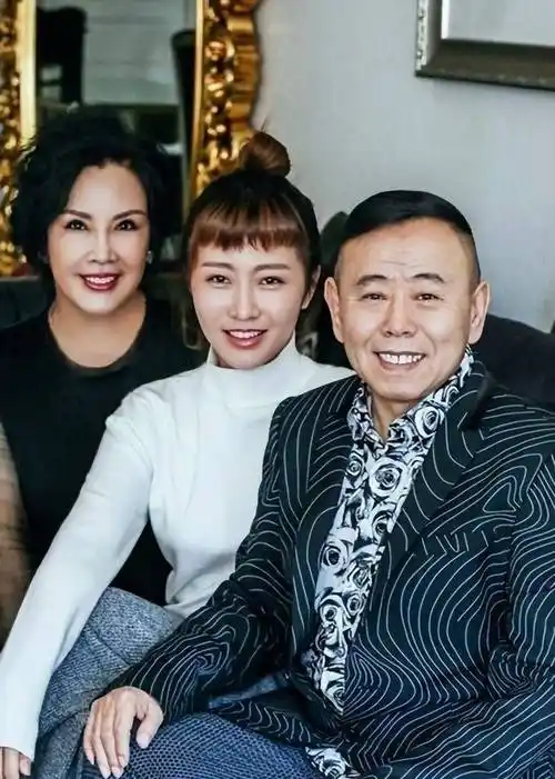 潘长江相守40多年的老婆是她,穿时尚裙雍容华贵,比老公高一大截_女性