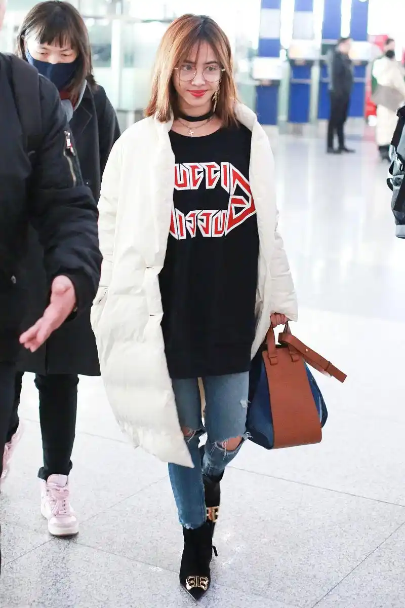 蔡依林包裹严实星气十足,时尚破洞裤尽显潮气