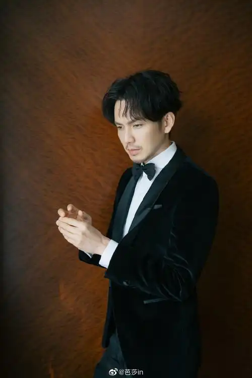 芭莎in,我的时尚朋友圈#@钟汉良一身黑色领结西装亮相第22届#上海