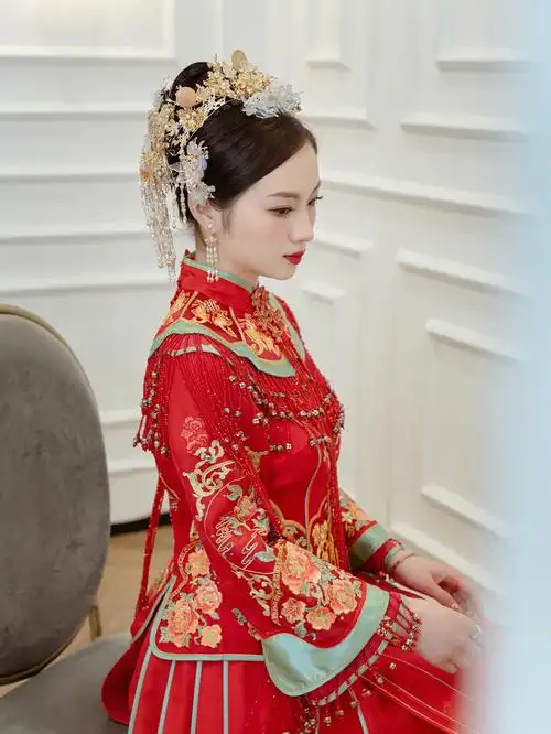 美到极致中式秀禾服