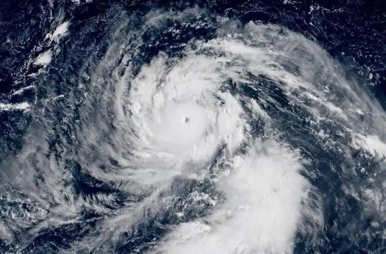 在海上多少级台风,才能刮翻10万吨的福特级航母?