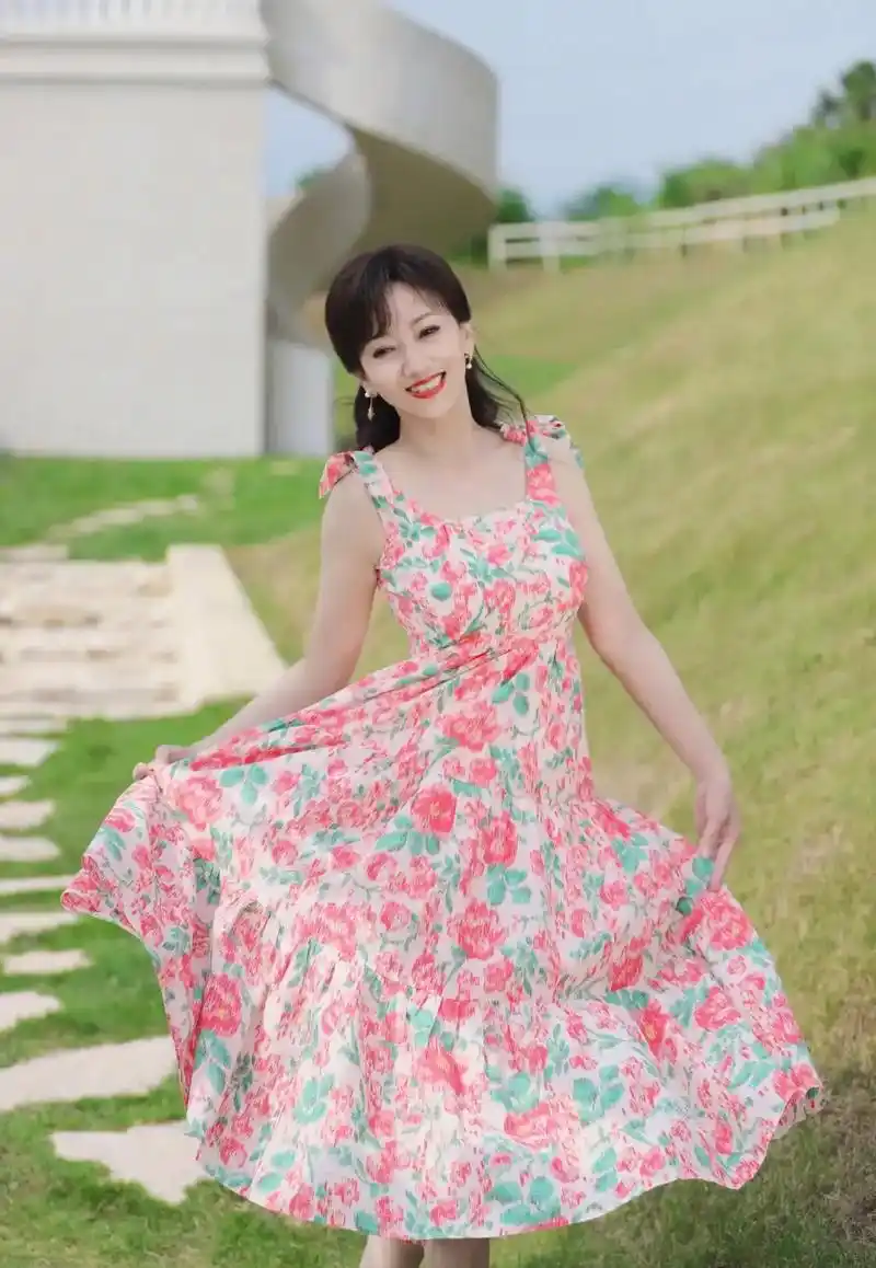 都说赵雅芝的照片靠美颜精修[大笑] 不说脸蛋到底怎么样吧,可这身材是