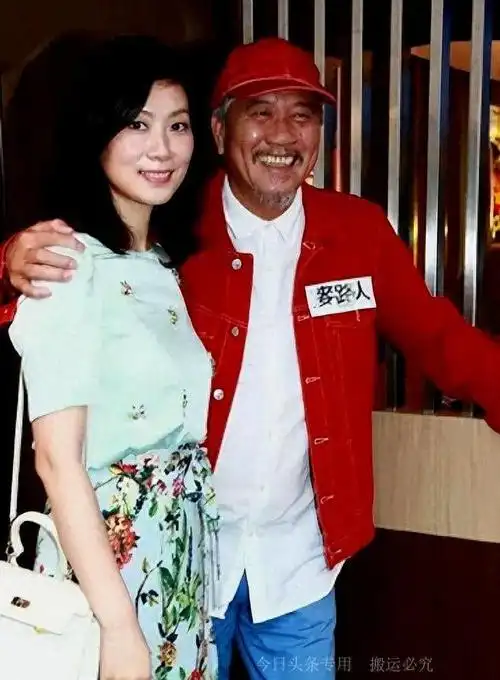 万梓良罕见携空姐老婆亮相,妻子打扮很有名媛范,不输女明星