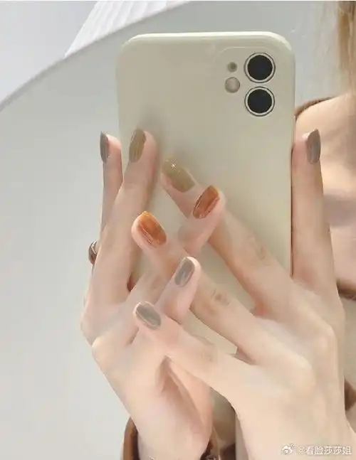 温柔跳色美甲不仅显白还显手长