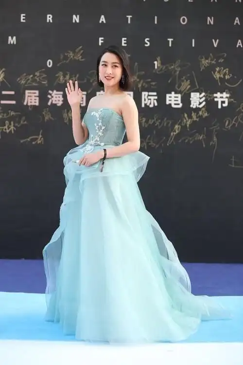 40岁的马苏气质逆袭一袭抹胸纱裙小秀身材不得不说还是很美