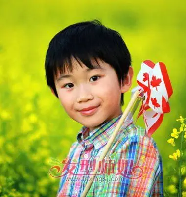 圆寸效果的儿童短发发型,耳尖的头发直接剃成光头效果,发顶的头发和发