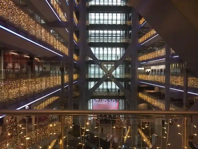 汇丰银行总行离地铁香港站约500米距离,大厦建筑很漂亮,3楼是客服服务