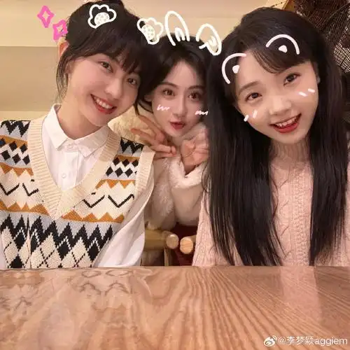 吕小雨rain还是咱们仨美女贴贴比较岁月静好@杨译凯_小可咱俩合照太少