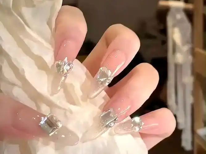 32. 爆闪碎钻 #显白颜色 #婚甲 #碎钻胶美甲 #爆闪美甲 #夏日美甲