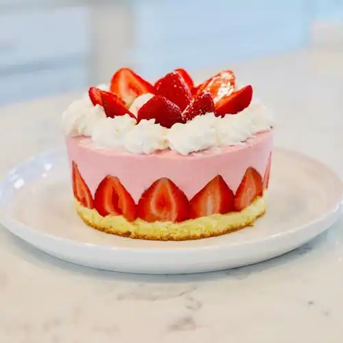 熬一锅草莓酱做一个草莓慕斯蛋糕