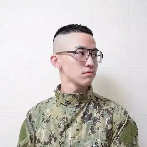 最近男星剪寸头的不少相对陈伟霆和李易峰我更喜欢杨洋的寸头