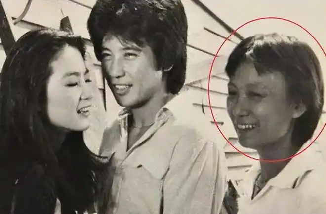 回来后,一家人还将病房装饰成了喜房的模样,帮助刘立立和董今狐在病房