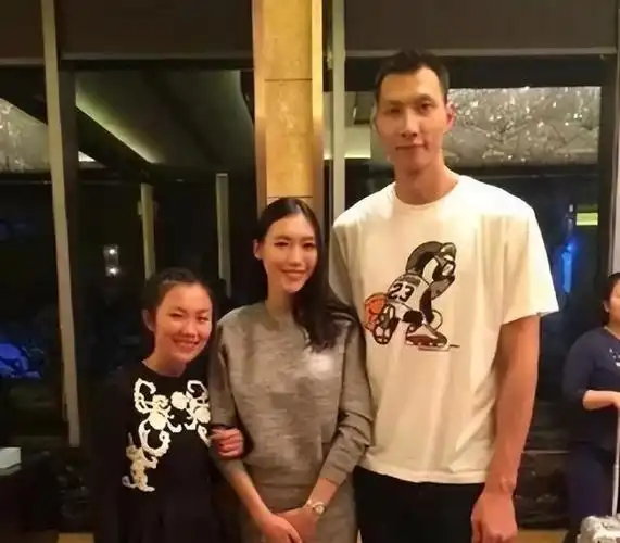 cba易建联妻子晒自拍短裙彰显气质33岁性感十足2儿子有天赋