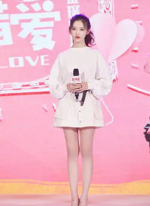 原创林允鲶鱼脸太高级难怪能被周星驰看上颜值让女明星都酸了