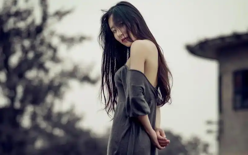 性感撩人的长发美女户外极品写真