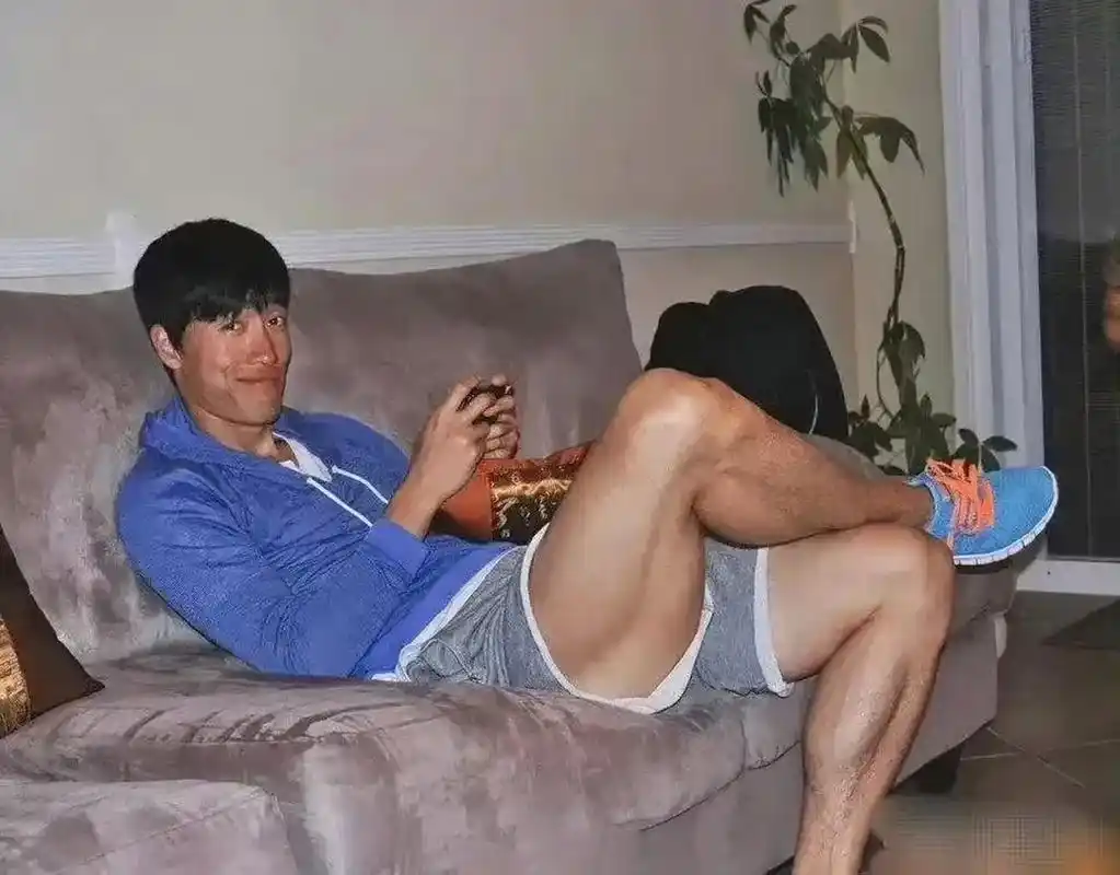 在家玩手机休闲的刘翔,看看这腿上的肌肉,世界冠军真不是那么好拿的.