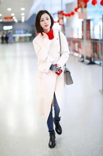 佟丽娅美得高调,穿毛衣配长靴走机场,实力演绎出优雅贵气
